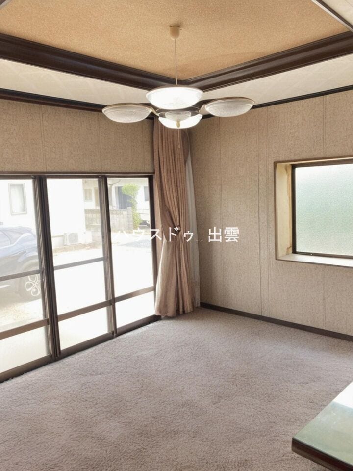 窓からやわらかな光が入る、明るさを感じられる洋室。空間にゆとりがあり、ベッドやデスクを置いても圧迫感が出にくく、寝室や子ども部屋として使いやすい一室です。