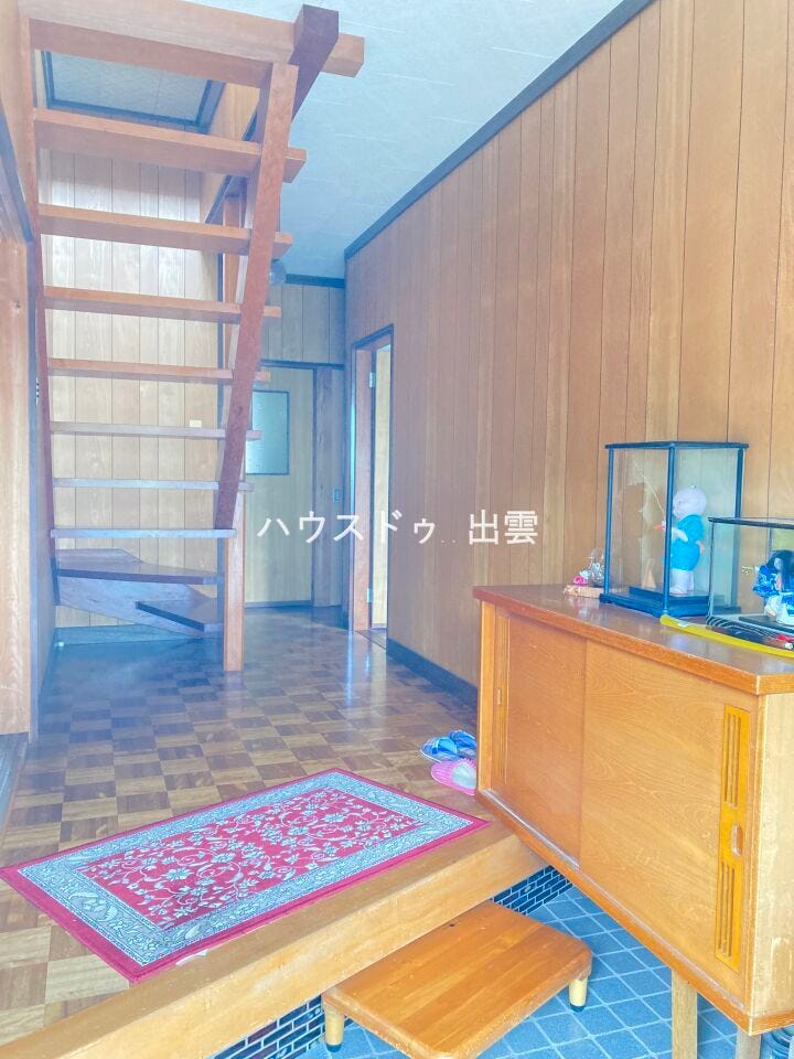 温かみのある玄関は、帰宅するたびにほっと落ち着ける空間。収納力のあるシューズボックスが備わっており、ご家族の靴もすっきり片づけられます。
