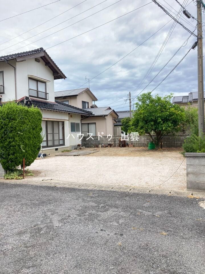 閑静な住宅街の立地です。敷地外に車で出るときも出やすく、スムーズに車の運転ができます。敷地内にも6台駐車できますので来客があっても安心です。
