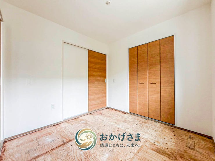 【和室】
木の温もりが広がる和モダンな空間。大型の押し入れ収納を備えており、布団や季節物の保管に便利です。