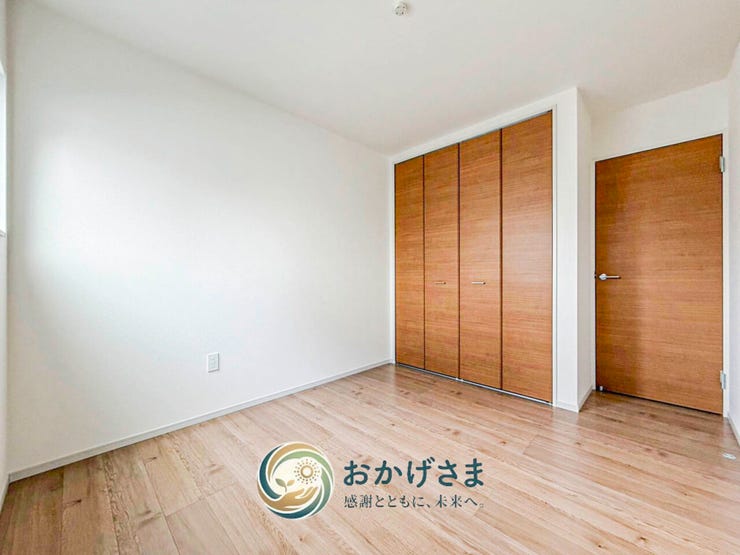 【洋室】
明るい木目調フロアが心地よい洋室。大容量の折れ戸クローゼット付きで、お部屋を広く活用できます。