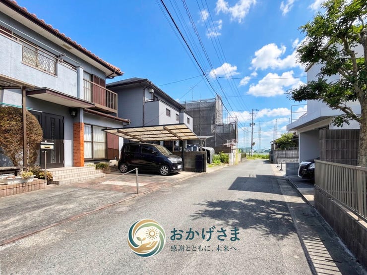 【前面道路】
青空が広がる穏やかな前面道路。交通量が少なく落ち着いた環境で、日々の車移動もスムーズに行えます。