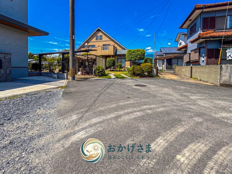 【周辺環境】
開放的な空と緑が広がる閑静な住宅街。前面道路の道幅にゆとりがあり、車のお手入れや出し入れも安心です。