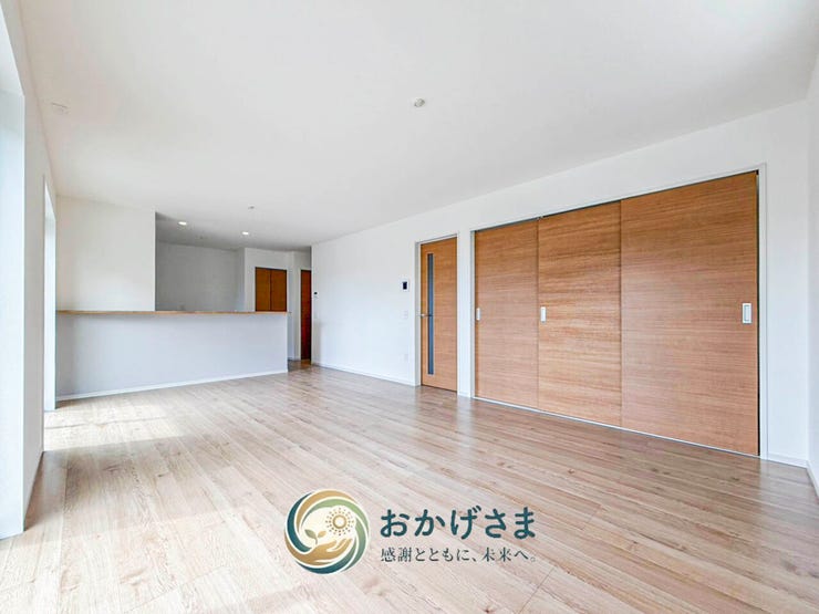 【リビング】
キッチン横に引き戸付きの収納を完備。部屋全体を見渡せるレイアウトでご家族の会話も弾みます。