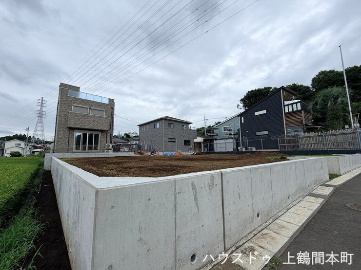 公園まで徒歩〇分。豊かな緑と静けさに包まれる、心安らぐ住環境。