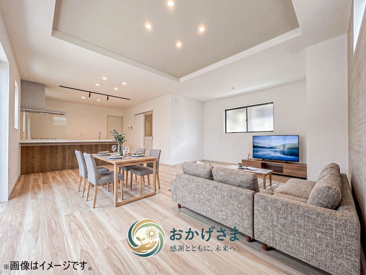 【リビング】
【リビング・ダイニング】
※画像は家具設置イメージです。
折り上げ天井とダウンライトがおしゃれな大空間LDK。ゆとりある広さで家具の配置も自由に楽しめます。