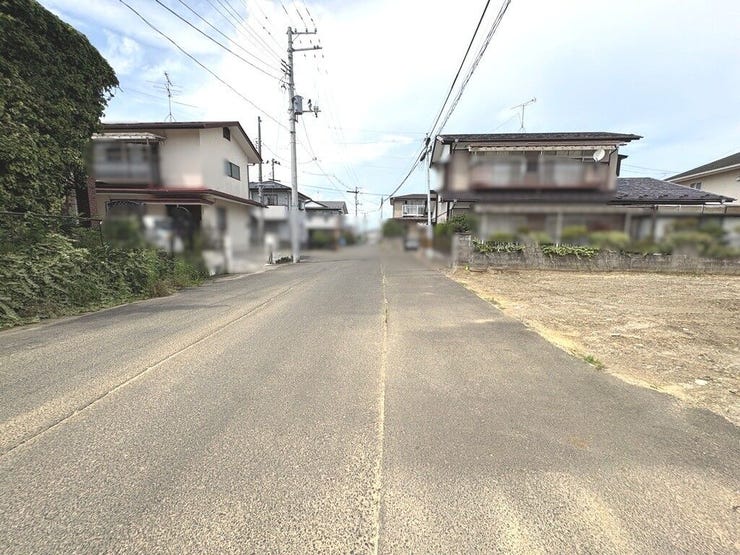 前面道路は落ち着いた住宅街の生活道路。
高低差が少なく、車の出入りもスムーズです。