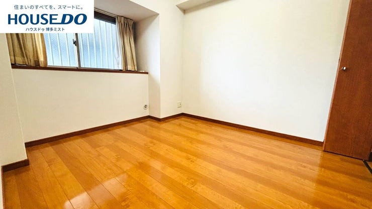 【リフォーム前】ベッドの位置、照明の色、カーテンの質感??小さな選択の積み重ねで、自分だけの寝室になっていきます。
