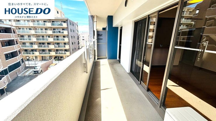 バルコニーに出た瞬間の抜け感が、この部屋の気持ちよさのひとつ。視界が開けると、気持ちも少し広がります。
