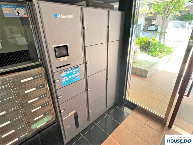 不在時でも荷物を受け取れる宅配ボックス。再配達を依頼する手間がなくなり、受け取りのために予定を調整する必要もありません。