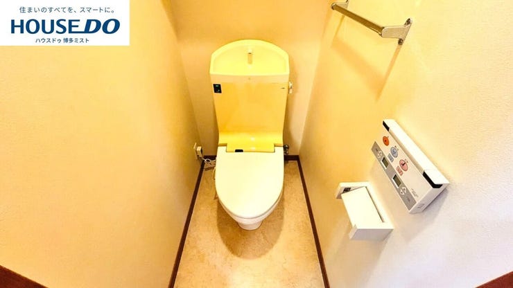 【リフォーム前】サッとひと拭きでお手入れが完了する便器。忙しい毎日の中で、掃除の手間が少ない設備は地味ながらありがたいものです。
