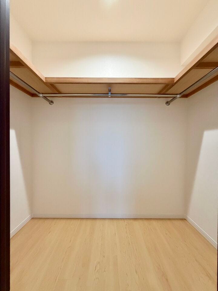 たっぷり収納できるWICを備え、季節物の衣類や大きな荷物もしっかり整理。居室を広々と使える嬉しい収納スペースです。