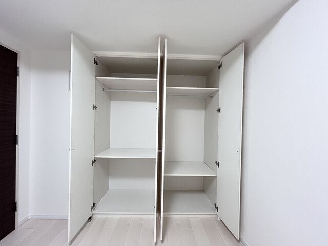 ハンガーパイプや枕棚も標準装備されたクローゼットです。