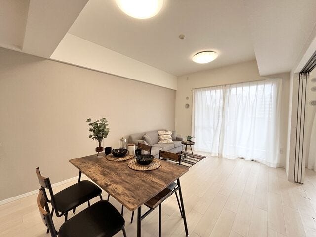 リビング:LDKに洋室が隣接していますので、扉を開放しておくことでより広々とした空間を使用することができます!