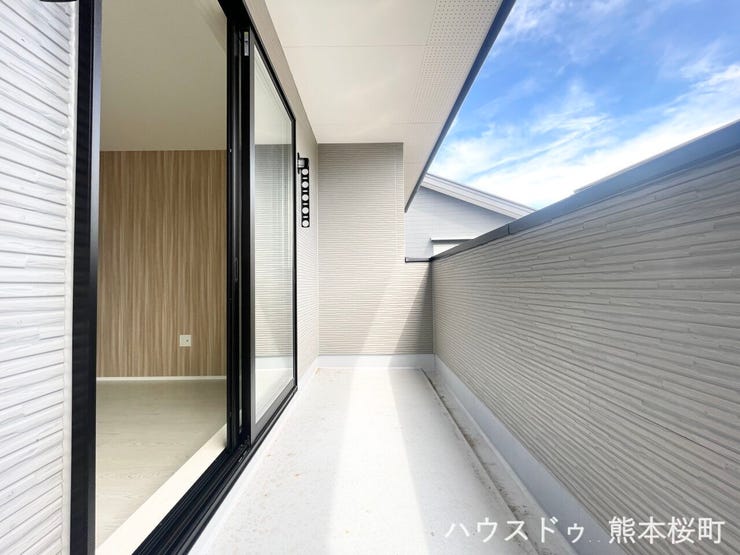 ■空の下の開放的な特等席■日光浴や読書、外の空気を感じながらリフレッシュ。暮らしを豊かにする、もう一つの心地よい空間です。