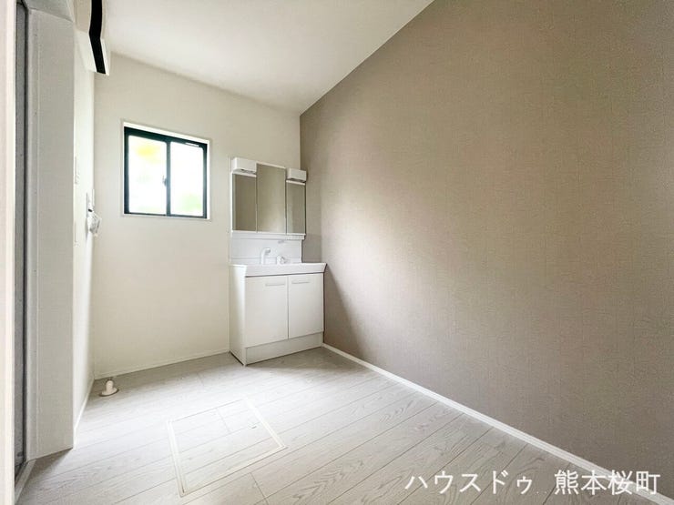 ■清々しいリフレッシュ空間■自分を磨き、気持ちを切り替える。心地よい光が差し込むプライベートスペース。