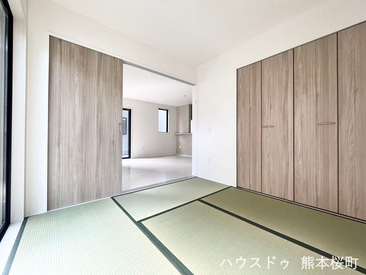 ■1階4.5帖和室■ゲストをもてなし、昼寝や家事にも使える、畳のぬくもりが心地よい多目的万能スペース。