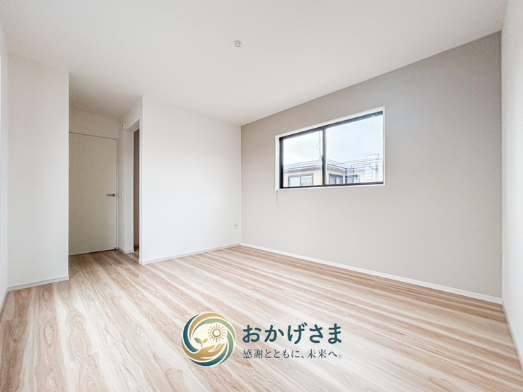 【洋室】
淡いグレーのアクセントクロスが爽やかなお部屋。シンプルな形状で家具配置も自由に楽しめます。