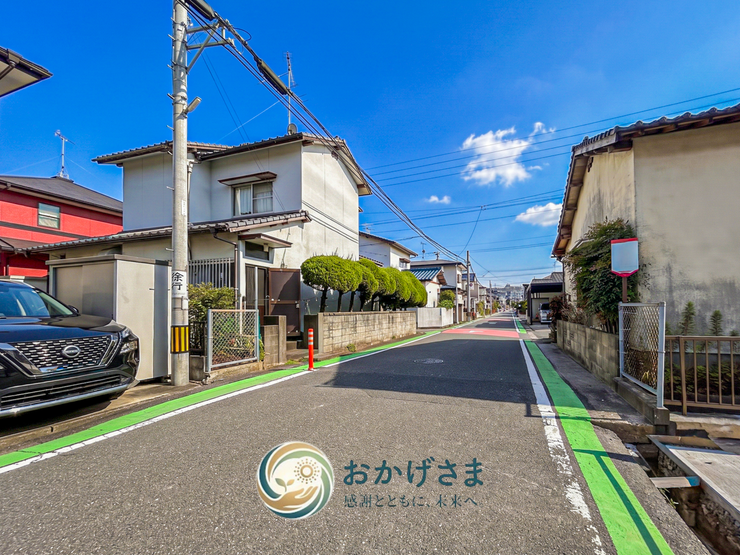 【前面道路】
緑の側道ラインが整備された安心感のある前面道路。見通しが良く、お車の出し入れもスムーズです。