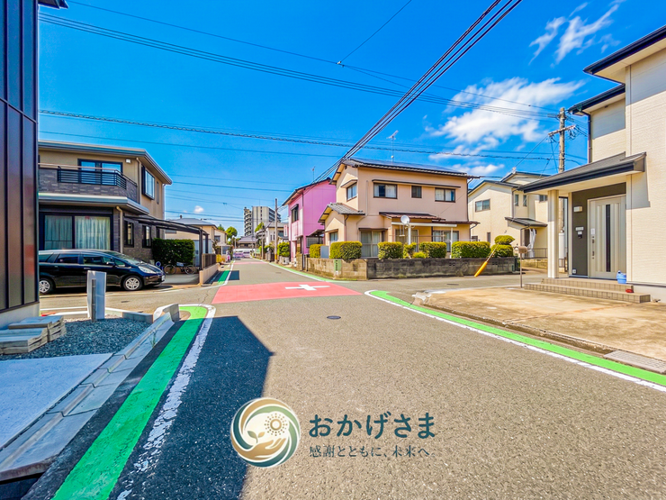 【周辺環境】
青空が広がる明るく閑静な住宅街。整った道路環境と落ち着いた街並みで快適に暮らせる住環境です。