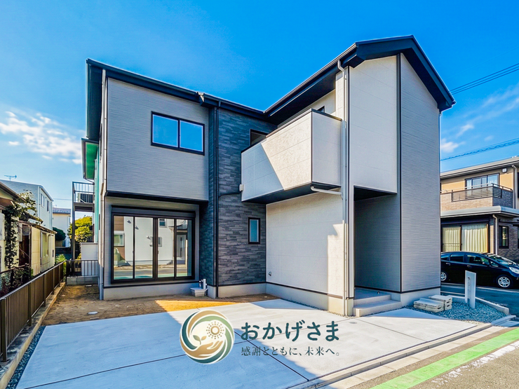 【外観・敷地】
日当たり良好な南向きの敷地。ゆとりある配置で開放感があり、前面の駐車スペースも充実しています。