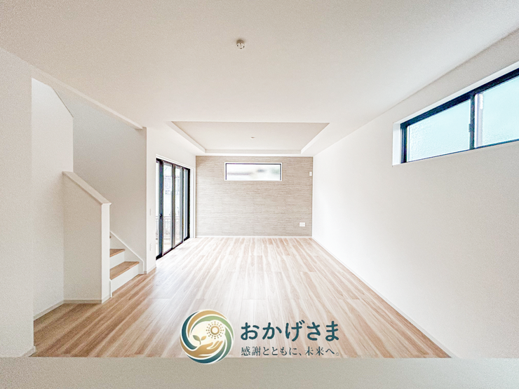 【リビング・ダイニング】
キッチンから部屋全体が見渡せる安心のレイアウト。吹き抜け風の天井で開放感にあふれています。