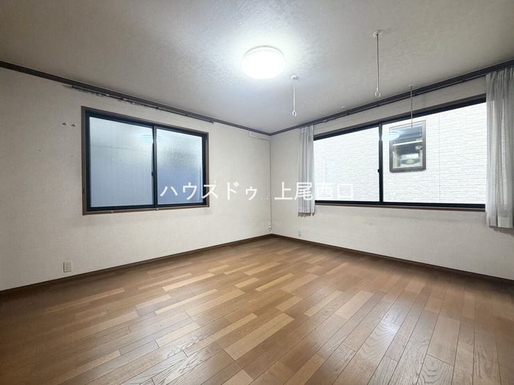 ゆとりある8.0帖の洋室。2面に窓を設けた開放感のある空間で、主寝室としてもゆったりとお使いいただけます♪