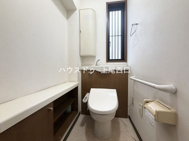 1階トイレは手洗い・収納・手すりを備えた使いやすい空間。トイレは1階・2階の各階に設置され、忙しい朝や来客時にも便利です。