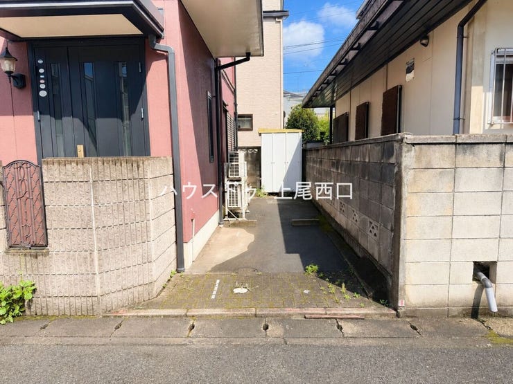 敷地内に駐車スペースを確保。玄関から近く、お買い物後の荷物の出し入れにも便利です。現地で実際の駐車スペースをご確認いただけます。