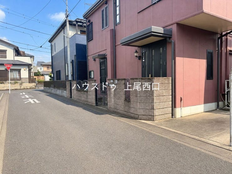 落ち着いた住宅街に佇むセキスイハイム施工の邸宅。前面道路を含めた現地の街並みや住環境も、ぜひご内覧の際にお確かめください。