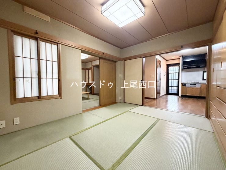 ダイニングキッチンに隣接した使い勝手の良い和室。さらに奥の和室へと続く間取りで、襖を開ければ一体感のある広々とした空間として使えます。