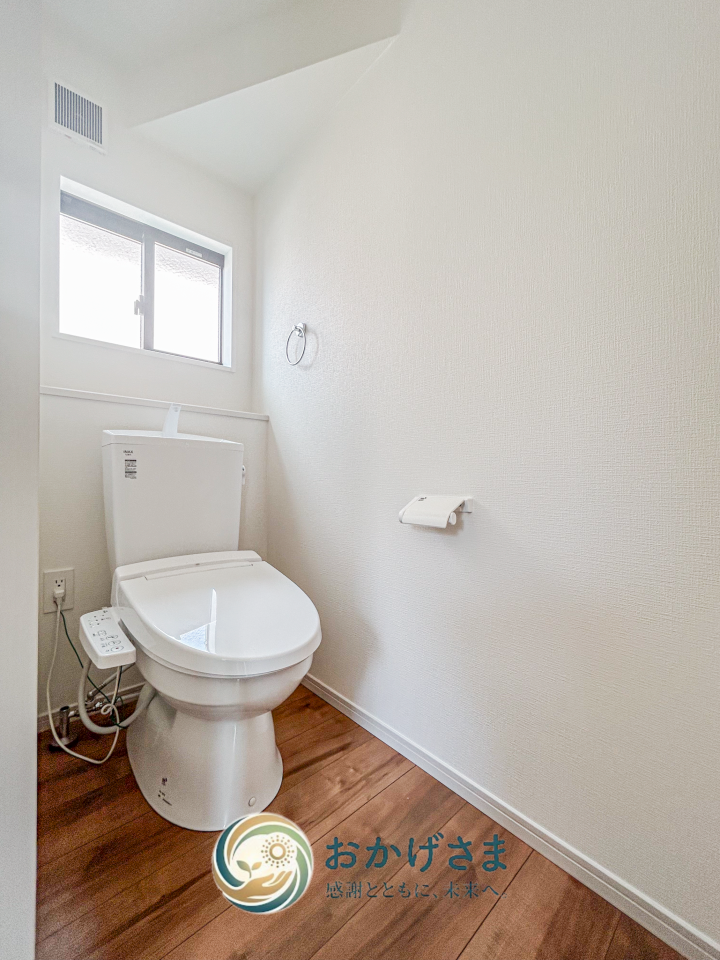 【トイレ】
小窓からの採光で明るいトイレ空間。温かみのある木目調フロアと清潔感あるホワイトの内装が魅力です。