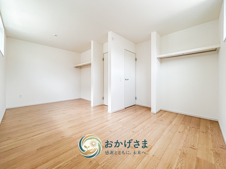 【洋室】
将来的に2部屋へ仕切ることも可能な広々とした洋室。オープン収納付きで使い勝手もばっちりです。