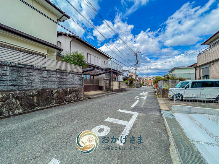 【前面道路】
道幅にゆとりがあり見通しの良い前面道路。交通量が少なく、落ち着いた環境でお車の出し入れもスムーズです。