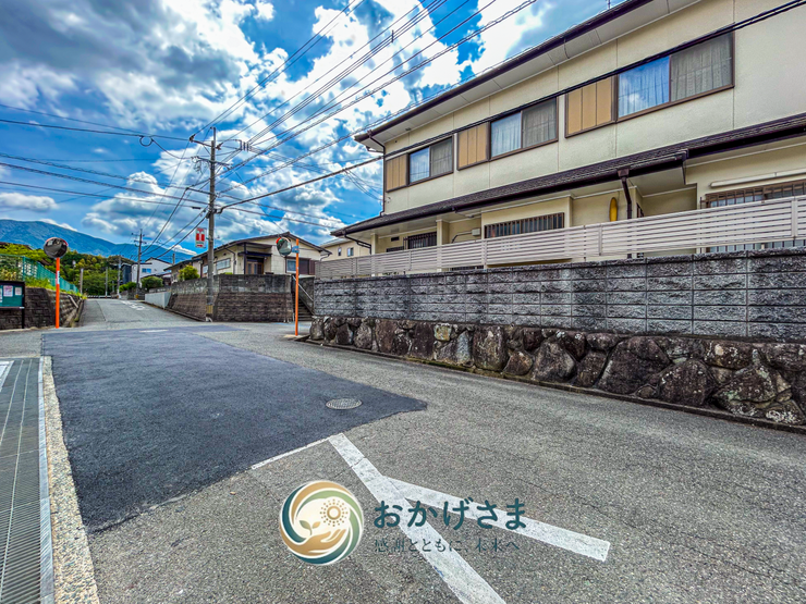 【周辺環境】
青空と爽やかな街並みが広がる閑静な住宅街。周辺道路もきれいに整っており、毎日の移動も快適に行えます。