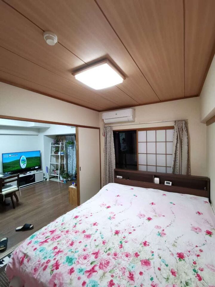 和室はリビングと隣接しておりますので、和室の間仕切りを開放すれば広々とした場所となります♪