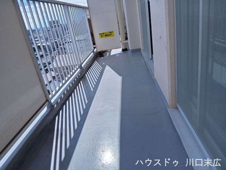 お手入れがしやすく清潔感のあるバルコニー。日々の洗濯物や布団などを干すスペースとして活躍する、生活に密着した機能的で使い勝手の良い外部空間です。