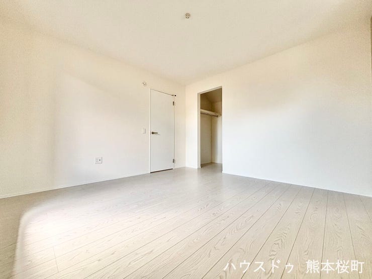 ■2階8帖洋室■心からリラックスできる静けさ、上質な眠りで、毎日をリセットします。明日への活力を養う空間です。