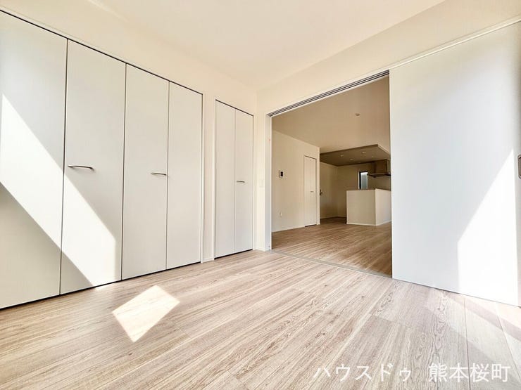 ■1階4.5帖洋室■ゲストをもてなし、昼寝や家事にも使える、温かい光が差し込む心地よい多目的万能スペース。