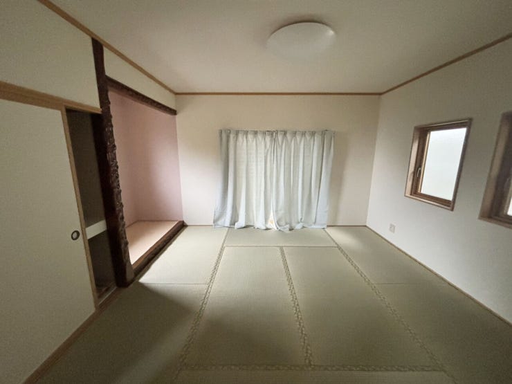 室内(2026年8月)撮影
◎本日案内可能◎
押入はかさばる布団やおもちゃ箱をそのまま収納でき、お部屋をいつもすっきり保てます♪
