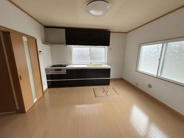 室内(2026年8月)撮影
◎本日案内可能◎
正面と側面の2面採光で風通しも良好!気持ちよくお料理や食事ができる空間です♪
