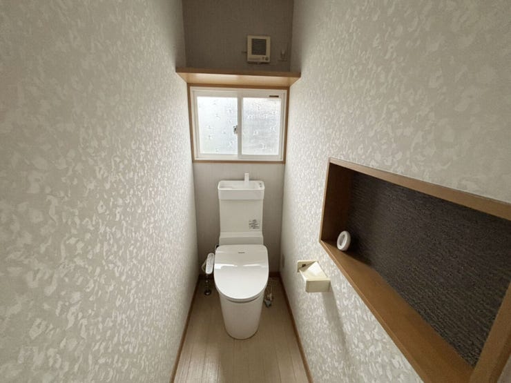 室内(2026年8月)撮影
◎本日案内可能◎
ニッチには芳香剤やトイレットペーパーを置けます!上部には棚を設けており、洗剤なども整理整頓しながら収納できます!