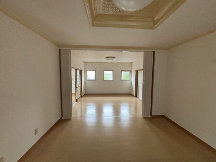 室内(2026年8月)撮影
◎本日案内可能◎
仕切りを開ければ奥行きのある広々空間に!年末年始など大人数で集まる際に大活躍♪