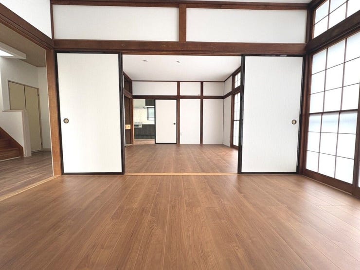 1階洋室2。ご家族で過ごすリビングスペースや来客部屋等マルチにご使用いただけます。