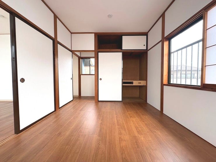 2階洋室1。お布団や荷物をすっきり保管できますね♪