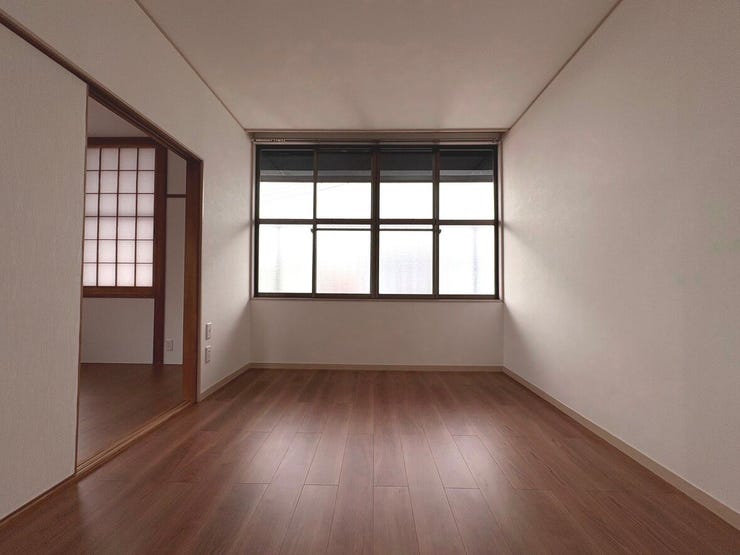2階洋室2。隣接する洋室と合わせてのご使用も可能です。
