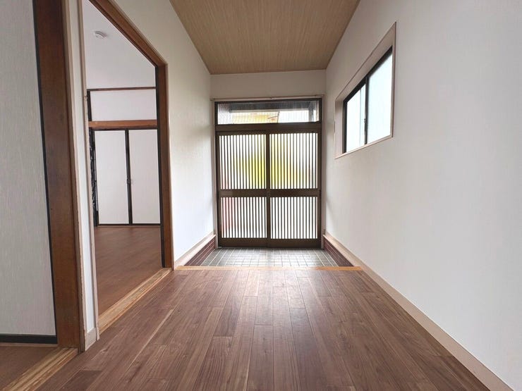 外光差し込む明るい玄関です。