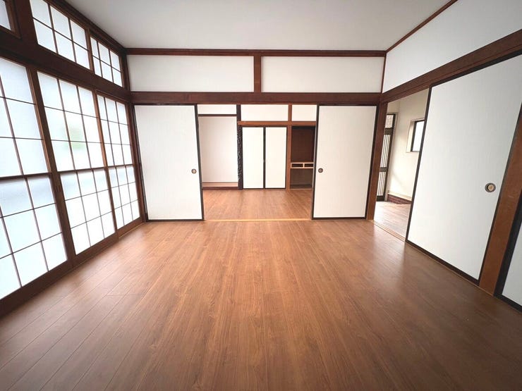 1階洋室1。続き間となっており、広々ご使用いただける空間です。