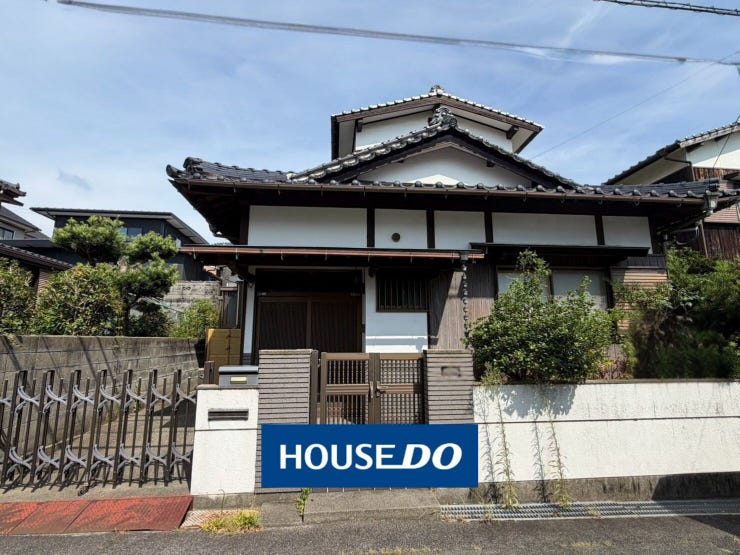 【外観】
閑静な住宅街にたたずむ、古風な一戸建てです