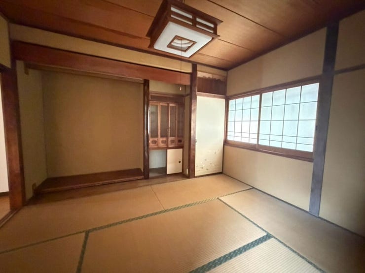 1階和室、床の間や仏間はとても趣があります